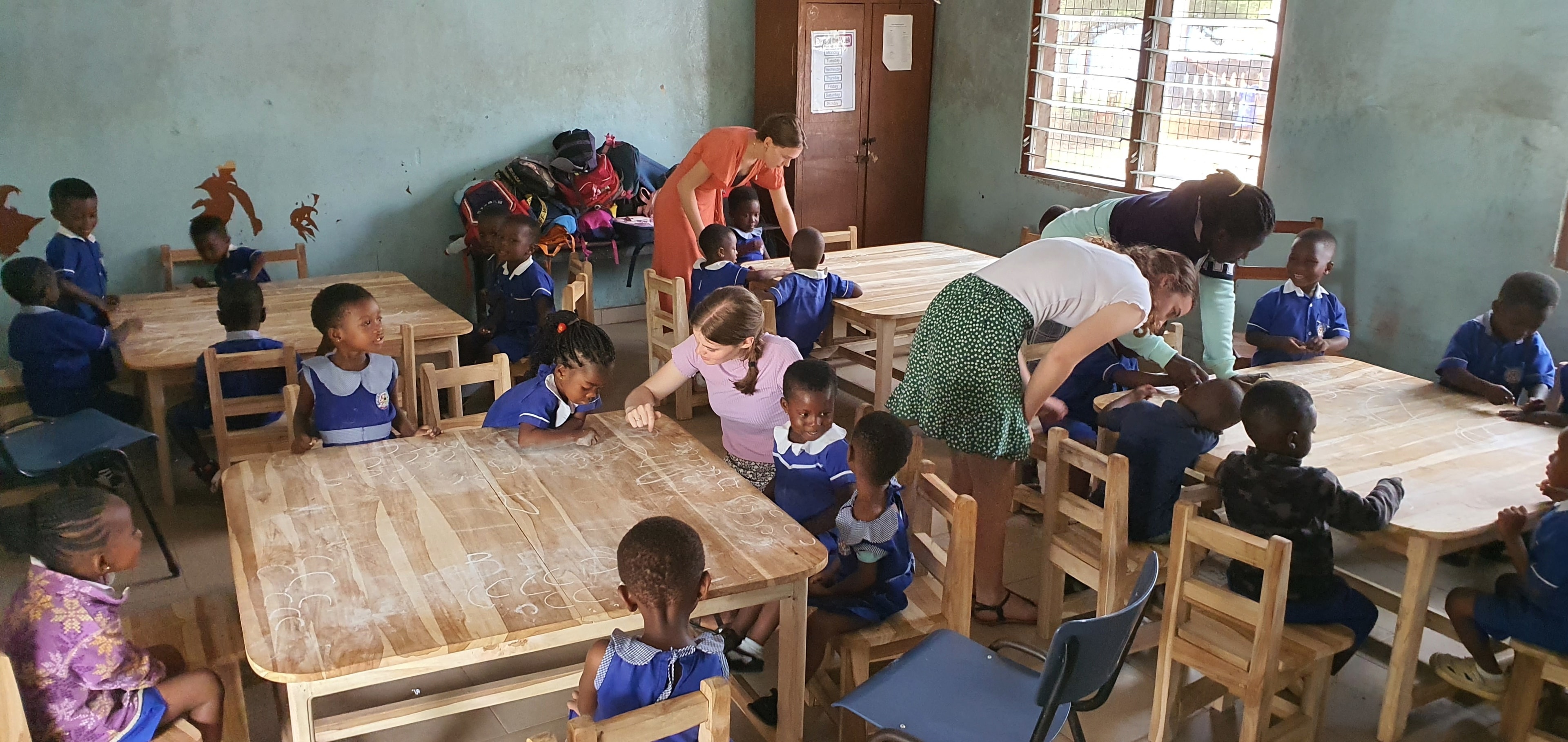 KG Tables and Desks